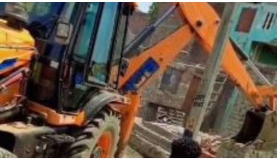 प्रधान के भाई के मकान पर बुल्डोजर एक्शन, होलिका दहन स्थल पर अवैध निर्माण का आरोप