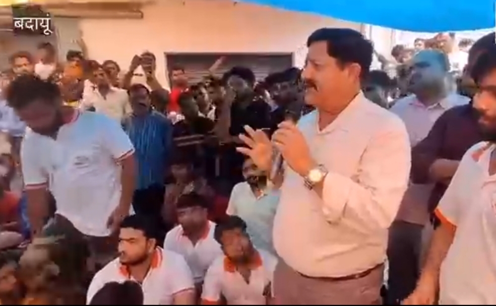 होली चौक की जमीन पर अवैध कब्जे का आरोप; उसावां में बाजार बंद कर धरना प्रदर्शन
