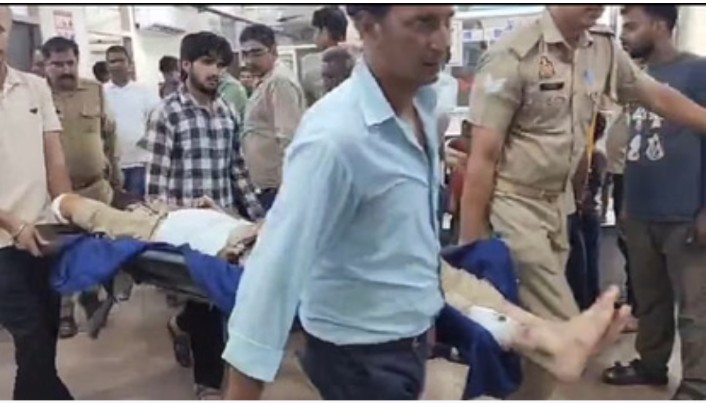 बदायूं में तेज रफ्तार कार ने बाइक सवार पुलिसकर्मियों को मारी टक्कर, दरोगा की मौत, सिपाही घायल