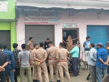 वजीरगंज में स्वास्थ्य विभाग की कार्रवाई; तीन अवैध क्लीनिक सील, एक संचालक हिरासत में, नोटिस जारी