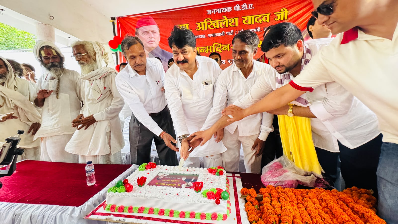 पूर्व मंत्री आबिद रज़ा ने बुर्रा मन्दिर में मनाया सपा प्रमुख अखिलेश यादव का जन्मदिन, सामूहिक भोज हुआ