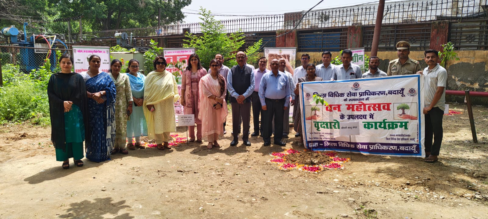 एक पेड़ मां के नाम अभियान के तहत जिला न्यायाधीश ने किया पौधरोपण