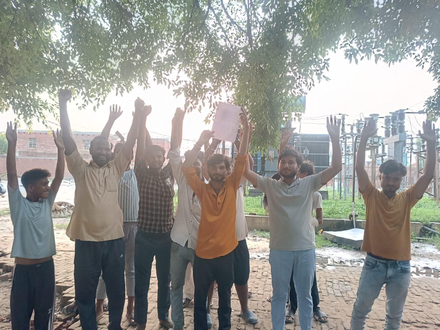 हफ्तेभर से नहीं मिल रही बिजली, गर्मी में परेशान ग्रामीणों ने विद्युत उपकेंद्र पर किया प्रदर्शन