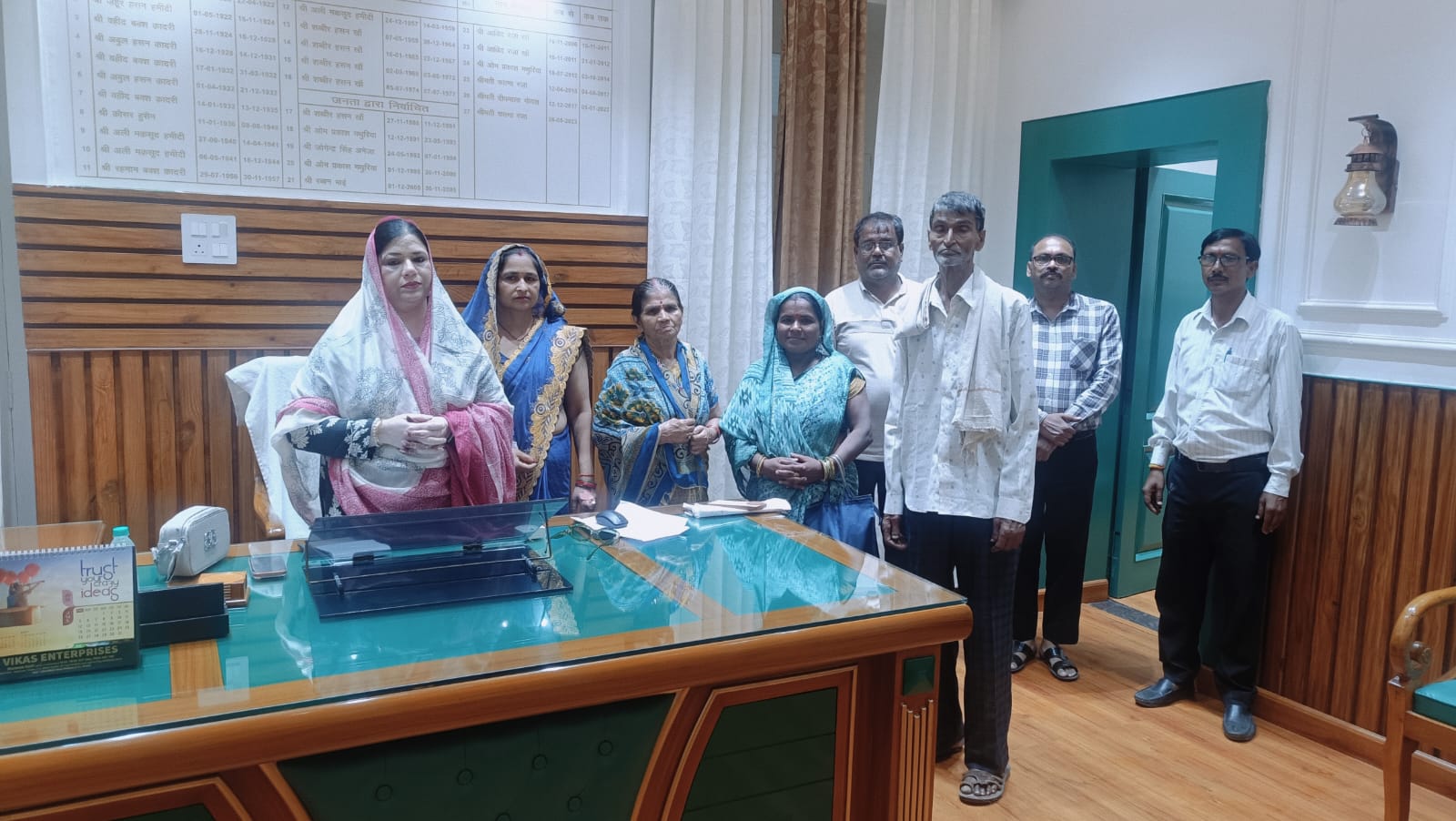 पालिकाध्यक्ष फात्मा रज़ा ने 17 गोवंश पालकों को सौंपे सहायता राशि के चैक
