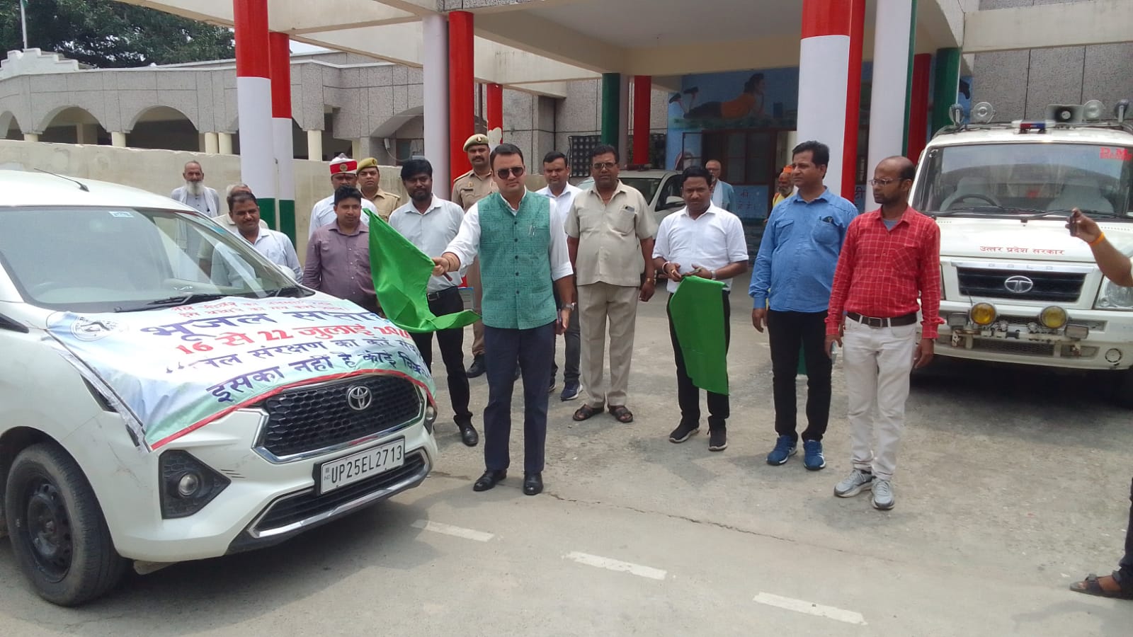 भूजल सप्ताह प्रचार वाहन को हरी झंडी; वाहनों को पाइप से नहीं बाल्टी में पानी भरकर धोएं : DM