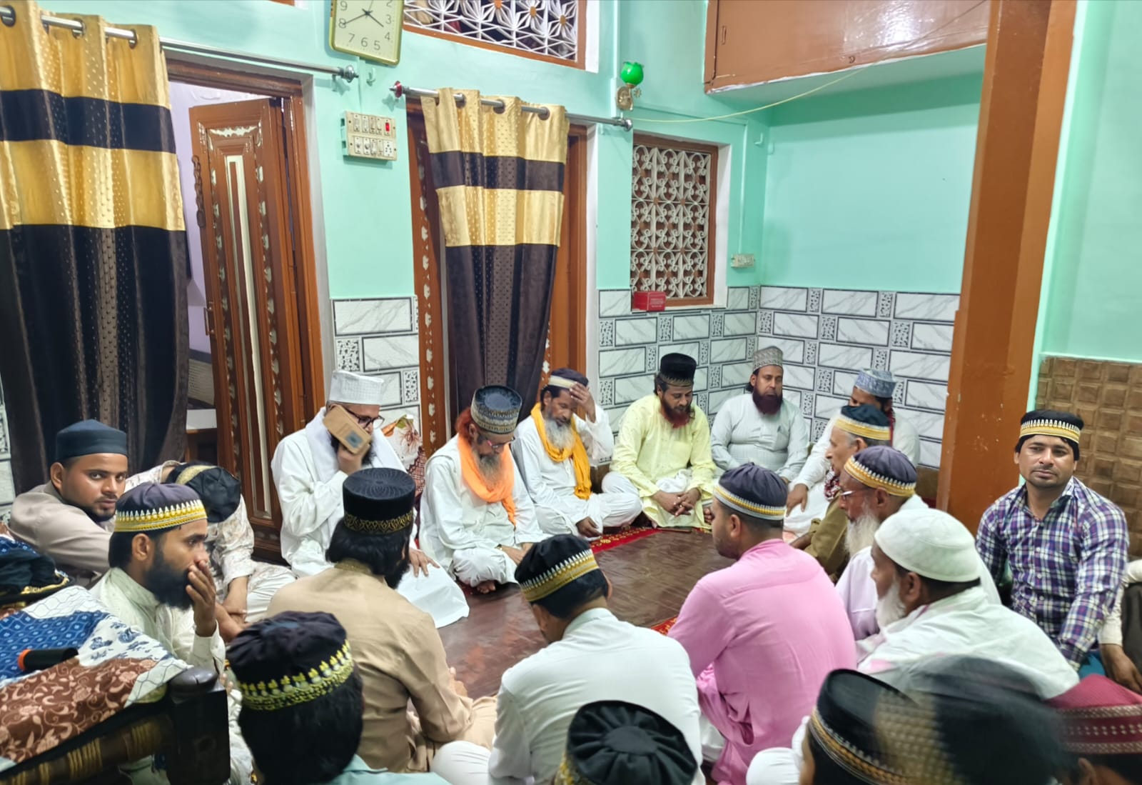 ज़ौक़ वज़ीरगंजवी के दसवें की फातिहा मुकम्मल, शायरों ने पढ़ा- इसे ऐ ज़ौक़ कहते हैं कमाले शाने यकताई