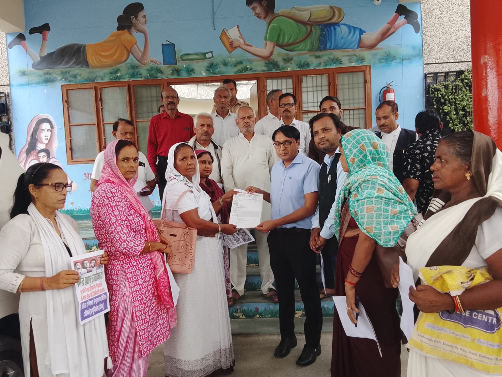 दिल्ली में छात्रों पर हुए लाठी चार्ज का विरोध, बदायूं में राष्ट्रपति को संबोधित ज्ञापन सौंपा गया