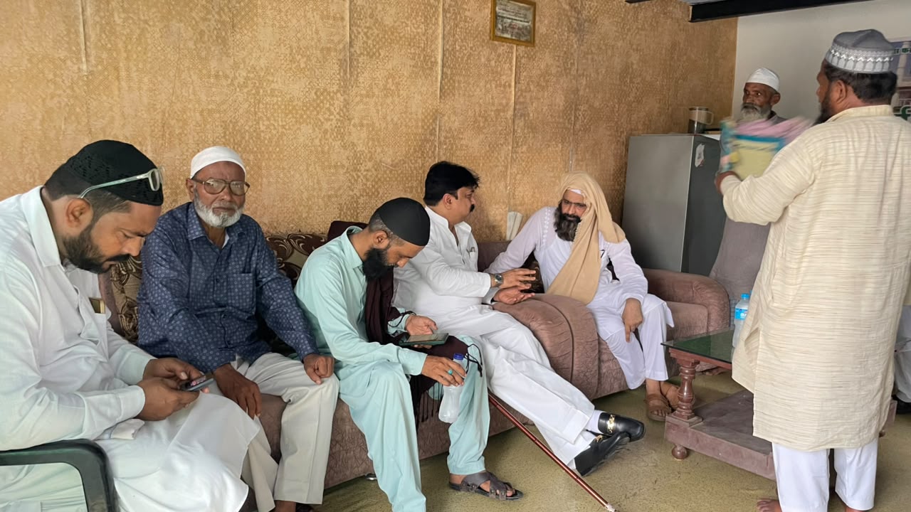 गाज़ी मियां हुजूर की वालिदा के इंतकाल पर पुरसा देने पहुंचे पूर्व मंत्री आबिद रज़ा