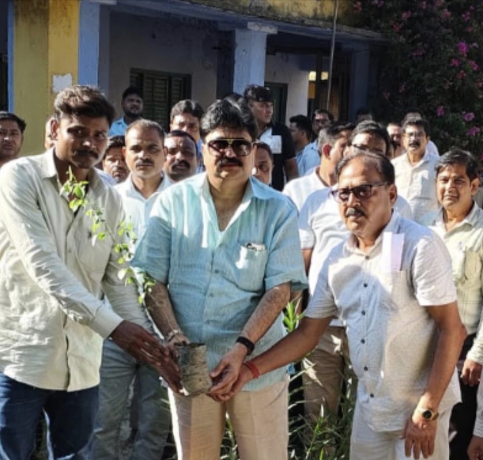 पूर्व मंत्री आबिद रज़ा ने कन्या इंटर कॉलेज में किया पौधरोपण, गांव-गांव हरित अभियान चलाने का ऐलान