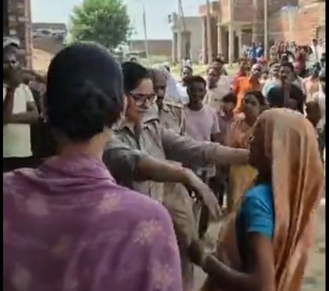 बंद मकान में प्रेमी युगल पकड़ा; पुलिस ने भीड़ के सामने ताला खुलवाकर हिरासत में लिया
