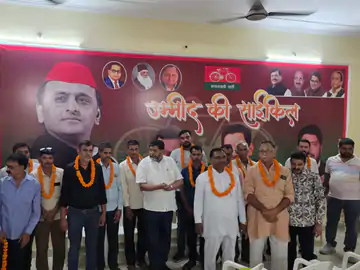 बदायूं में भाजपा को झटका; दर्जनभर ब्राह्मण समाज के नेता साइकिल पर सवार, हाजी बिट्टन की सराहना