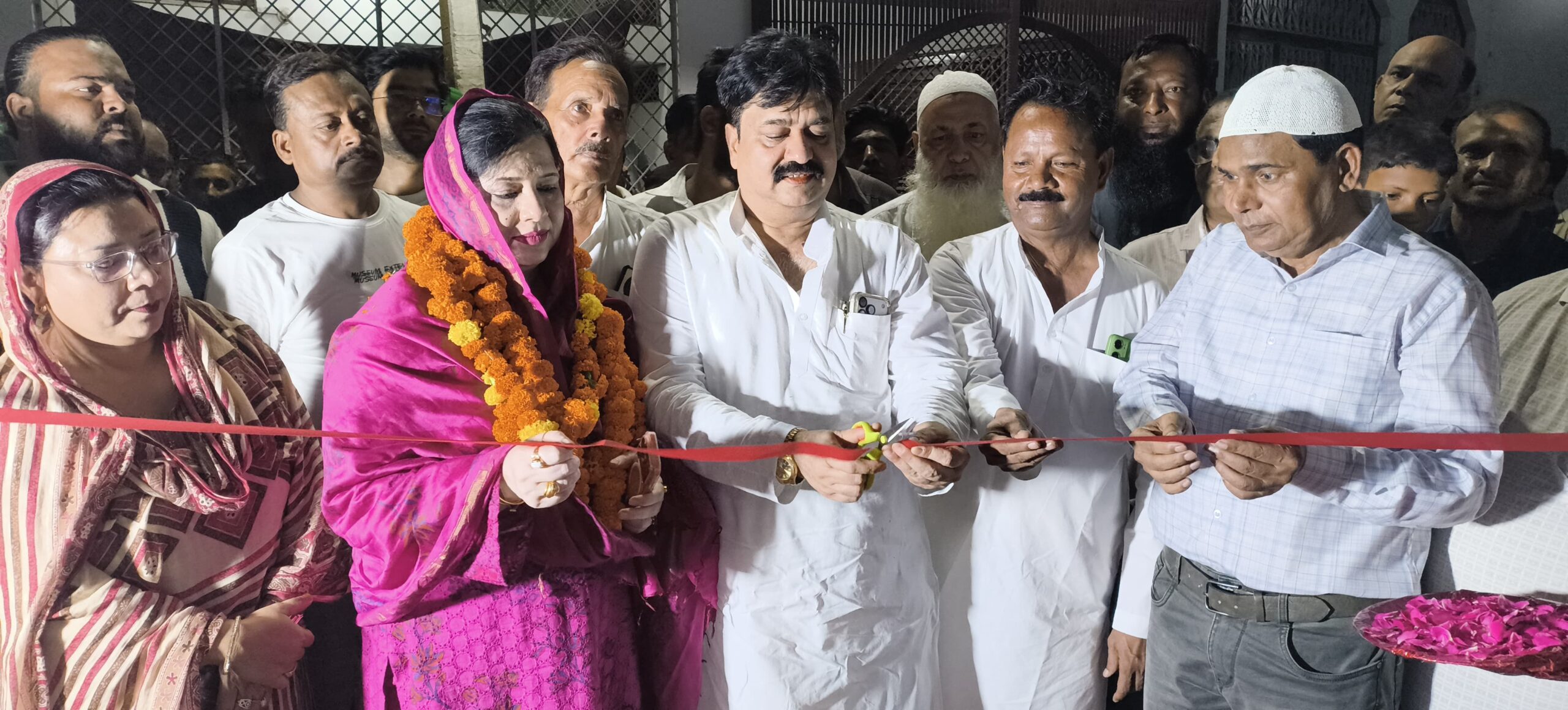 बदायूं शहर में मॉडल सड़क निर्माण कार्य का पालिकाध्यक्ष और आबिद रज़ा ने किया शुभारंभ