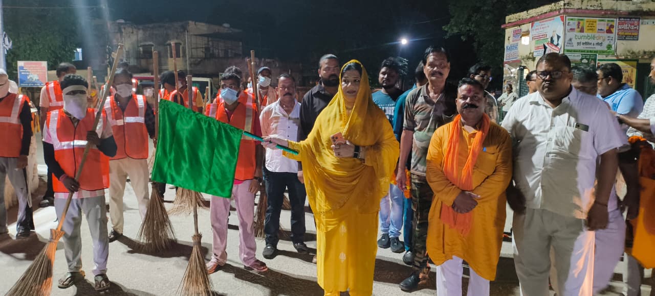 कांवड़ मार्ग पर रातभर सफाई कराएगी बदायूं पालिका, चेयरपर्सन ने हरी झंडी दिखाई