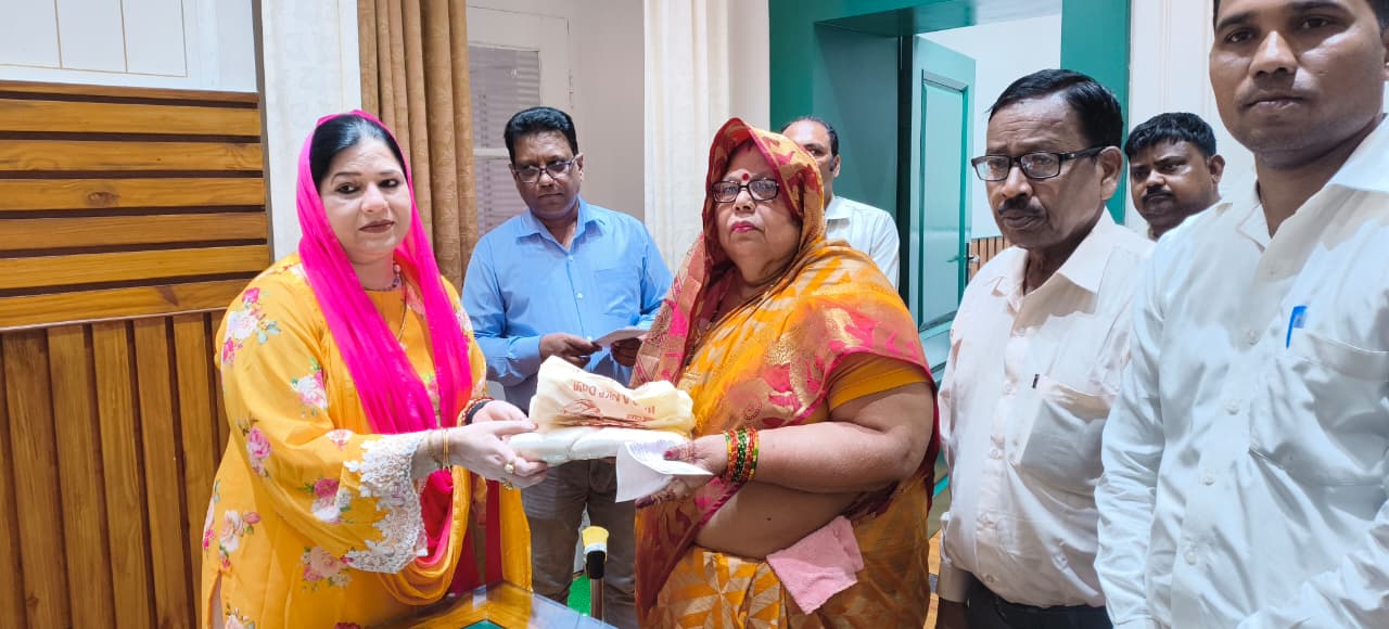 बदायूं चेयरपर्सन फात्मा रज़ा ने महिला सफाई कर्मचारी को दी भावभीनी विदाई