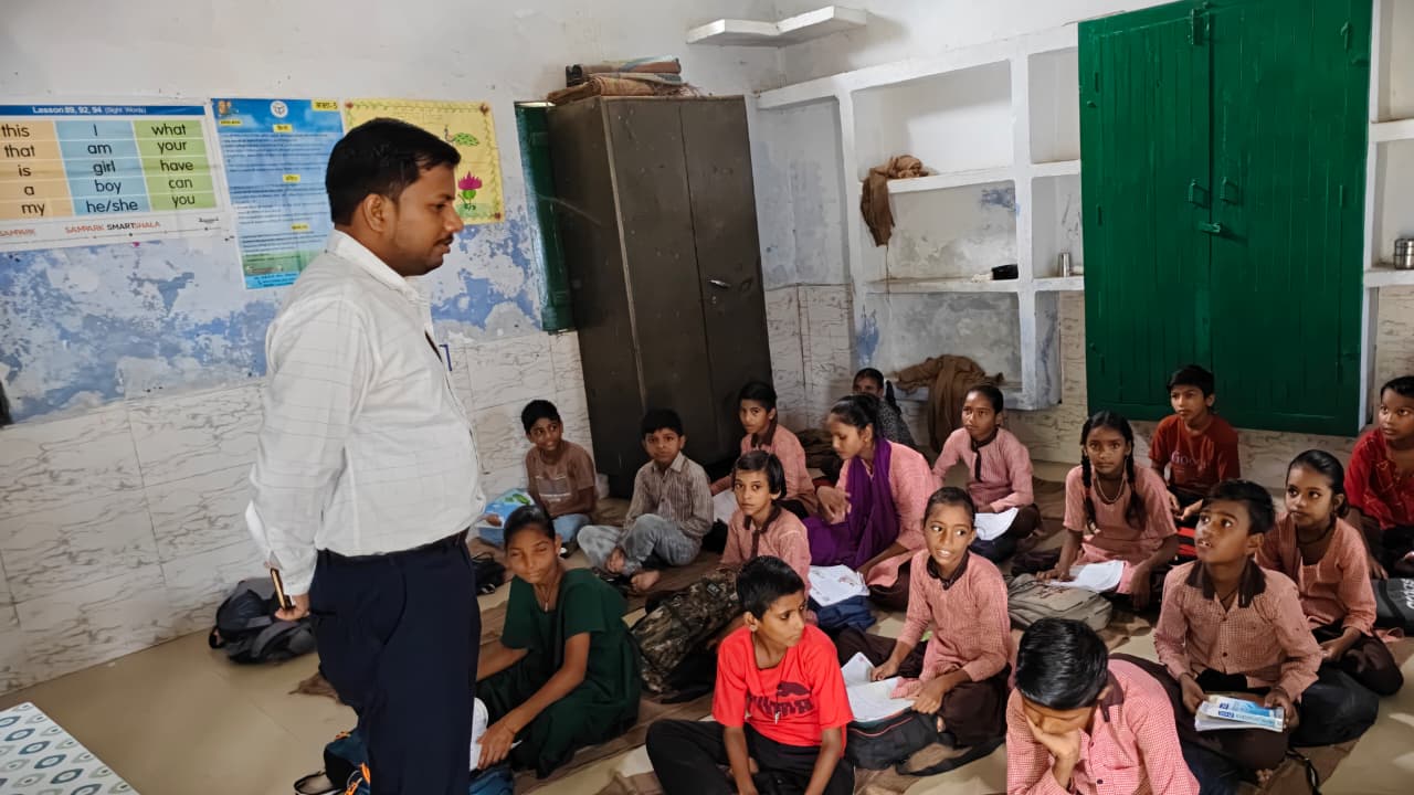 BSA नवीन कुमार ने आधा दर्जन विद्यालयों का निरीक्षण किया, बच्चों साथ खाया मिड डे मील