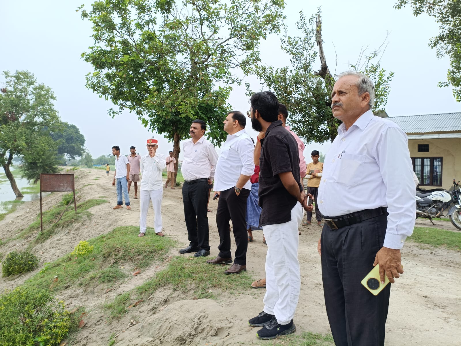 ADM ने बाढ़ प्रभावित भुंडी का किया निरीक्षण, SDM ने कहा- अब तक 1000 राहत पैकेज बांटे
