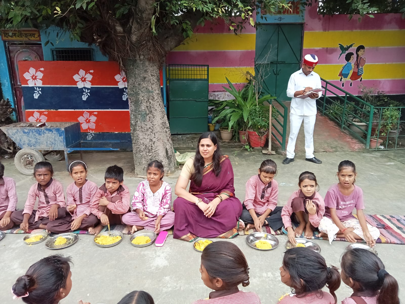 CDO ने विद्यालय और आंगनबाड़ी केन्द्र का किया निरीक्षण, बच्चों के साथ किया भोजन