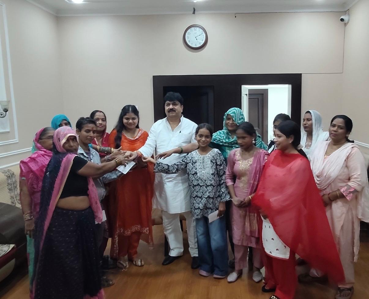 दलित समाज की बेटियों ने पूर्व मंत्री आबिद रज़ा के बाँधी राखी