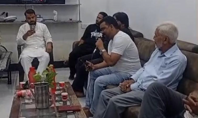 उर्दू अदब की यादगार शाम; चराग़ों को बुझाया जा रहा है, हक़ीक़त को छुपाया जा रहा है…