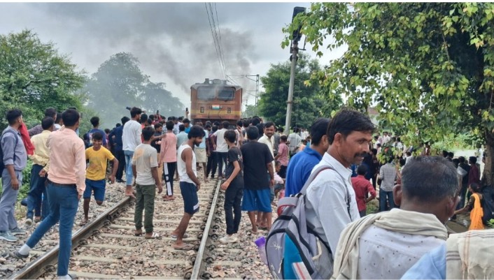 बदायूं में कासगंज-बरेली पैसेंजर ट्रेन के इंजन में लगी आग; चालक ने कूदकर बचाई जान