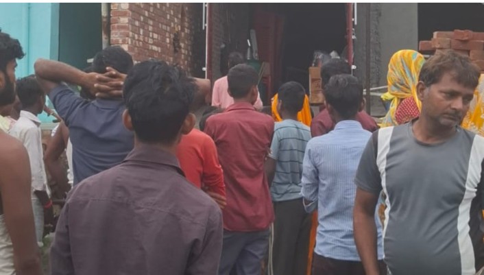 टेंट व्यवसायी के घर लाखों की लूट; हथियारबंद बदमाशों ने दिया घटना को अंजाम, फायरिंग से दहशत