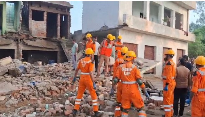 बदायूं में दो मंजिला इमारत का अगला हिस्सा गिरा, मलबे में दबकर महिला की मौत, 3 पशु भी मरे
