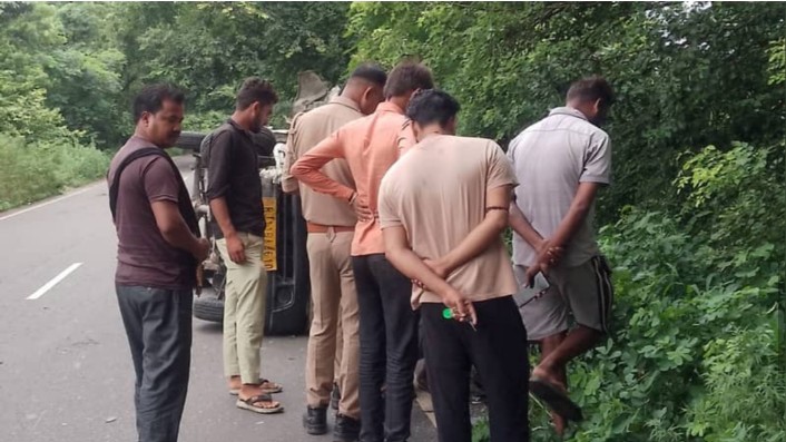 बदायूं में भीषण हादसा; एंबुलेंस की टक्कर से टेंपो सवार दो युवकों की मौत, महिला समेत 4 घायल