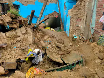 बदायूं में बारिश के चलते कच्चे मकान की छत गिरी, किसान की मौत, पत्नी घायल