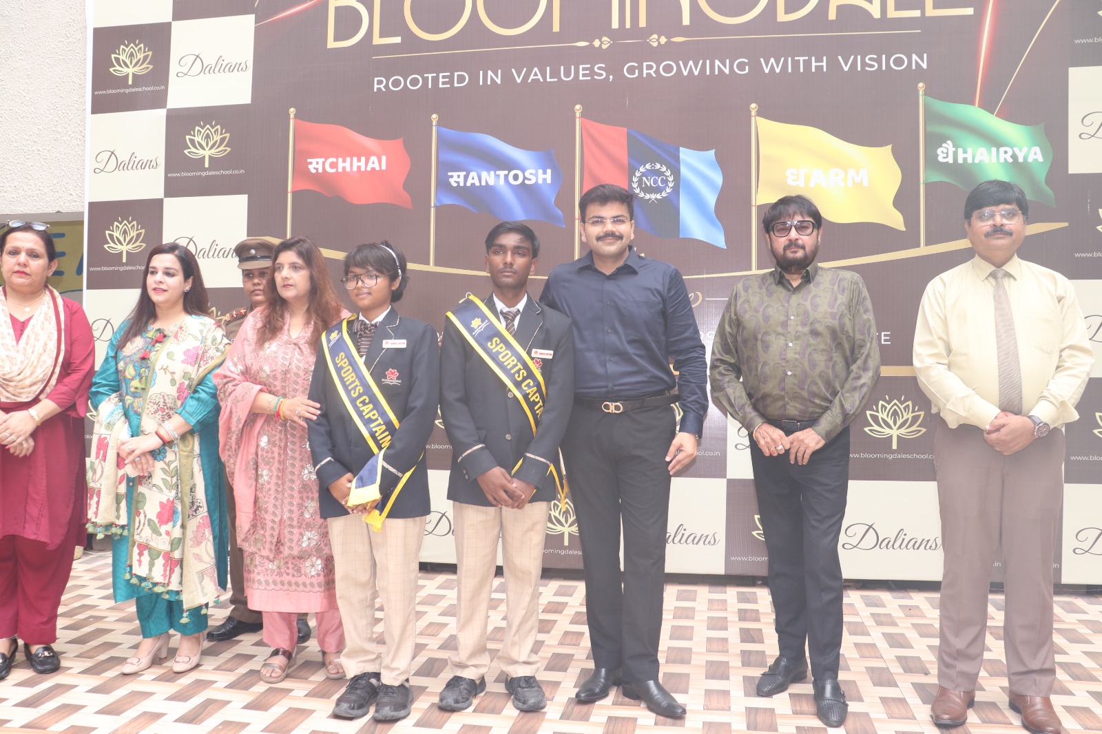 ब्लूमिंगडेल स्कूल में छात्र परिषद के नव-निर्वाचित पदाधिकारियों का अलंकरण समारोह