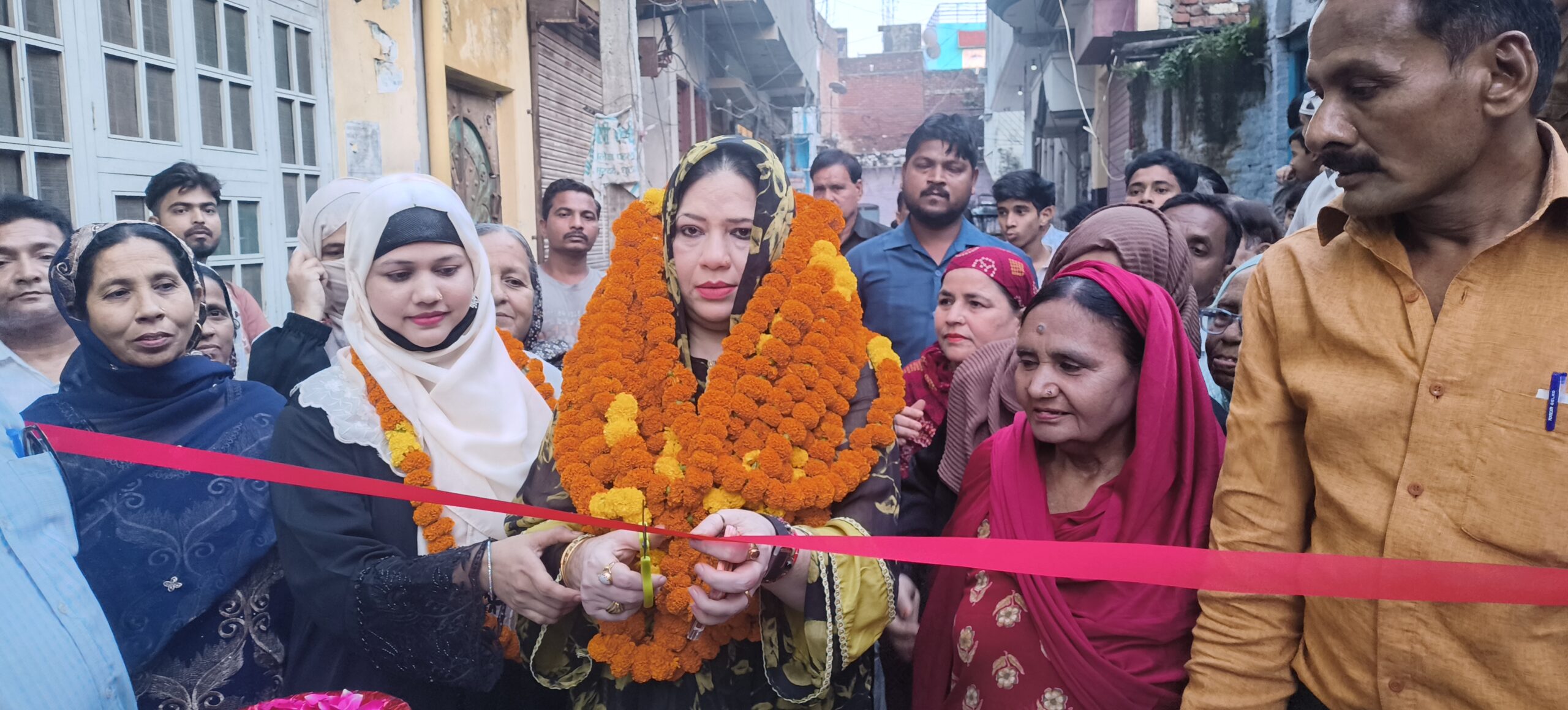 बदायूं में 12.38 लाख रुपये से बनी सीसी सड़क, नाली का चेयरमैन फात्मा रज़ा ने किया उद्घाटन