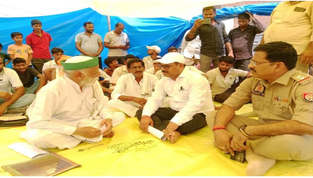 बदायूं में भाकियू का धरना, अश्लील वीडियो मामले में निलंबित प्रधानाचार्य की गिरफ्तारी की मांग