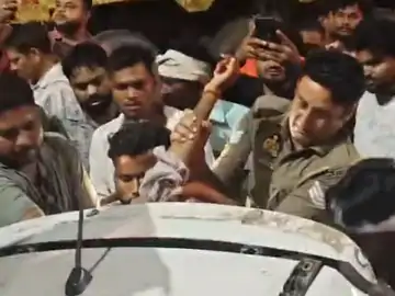 बदायूं में हादसा; कार डिवाइडर से टकराई 2 युवकों की मौत, 3 घायल, खाना खाकर लौट रहे थे सभी दोस्त