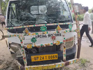 बदायूं में मैजिक ने दो बाइकों को टक्कर मारी, एक युवक की मौत, दो सगे भाई घायल