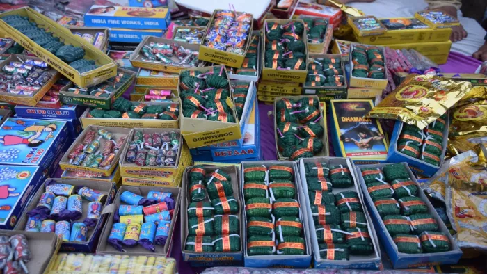 दीपावली पर आतिशबाजी की दुकानों के लिए सुरक्षा मानक निर्धारित