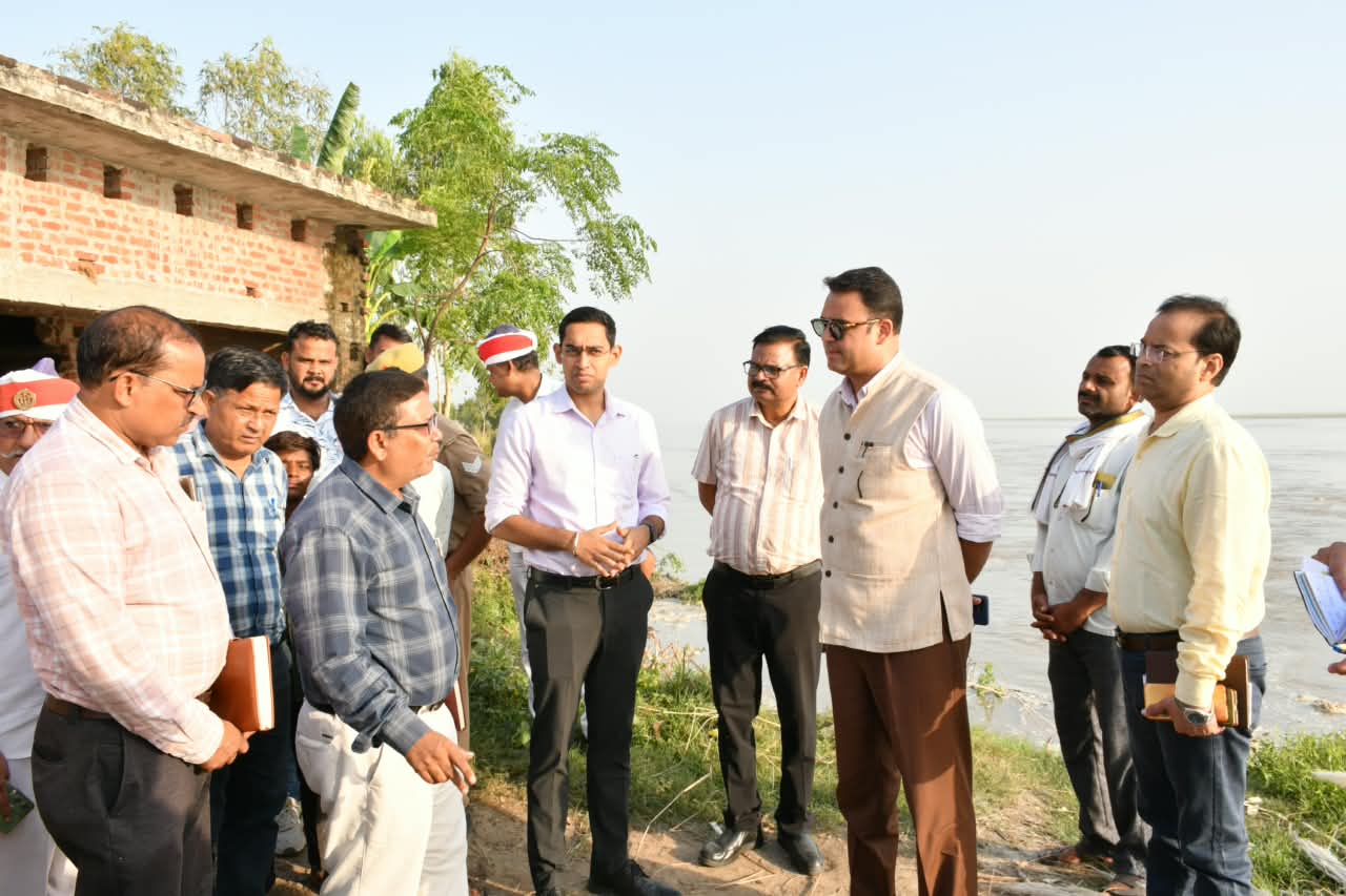 डीएम ने किया बाढ़ प्रभावित गांवों का निरीक्षण, पशु विभाग की लापरवाही पर CVO को नोटिस