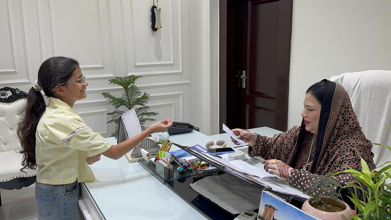 पालिकाध्यक्षा से नन्ही बिटिया की सड़क को लेकर गुहार, तत्काल जेई को दिए निर्देश