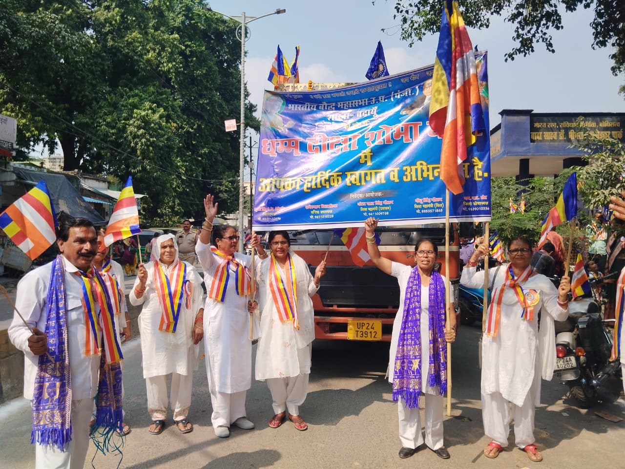 भारतीय बौद्ध महासभा ने मनाया धम्म दीक्षा दिवस, शोभायात्रा निकाली