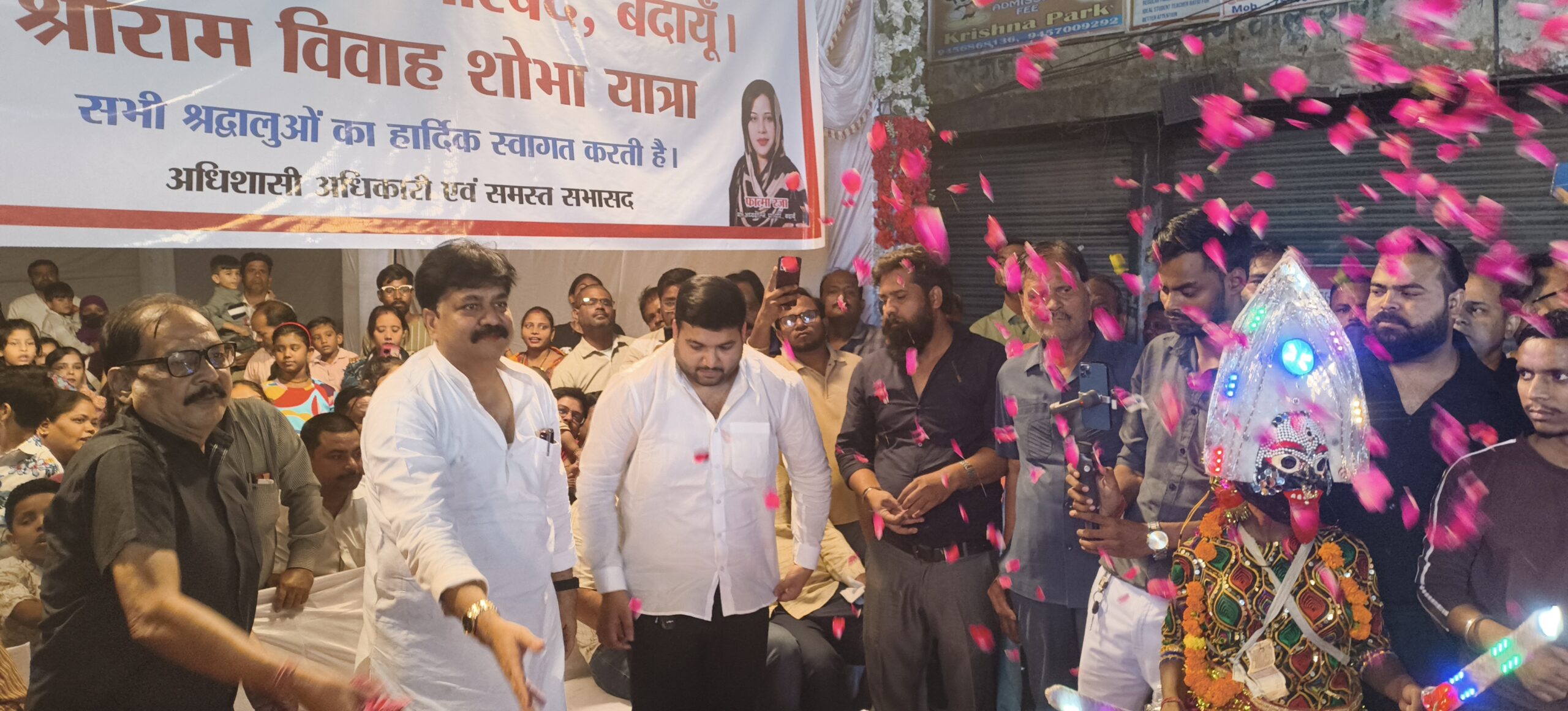 पूर्व मंत्री आबिद रज़ा ने पुष्प वर्षा कर किया श्रीराम बारात का स्वागत, रेड कारपेट मैटिंग बनी आकर्षण
