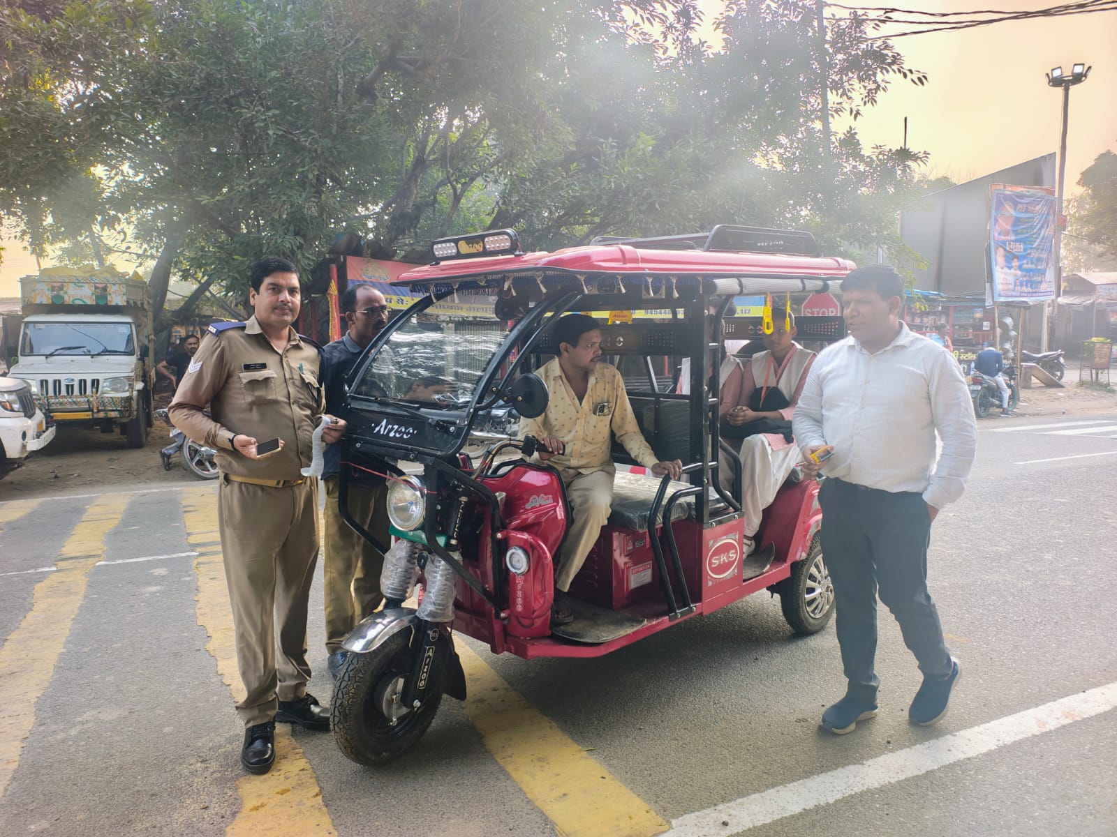 बदायूं में परिवहन विभाग की कार्रवाई, अवैध रूप से संचालित पांच ई-रिक्शा सीज