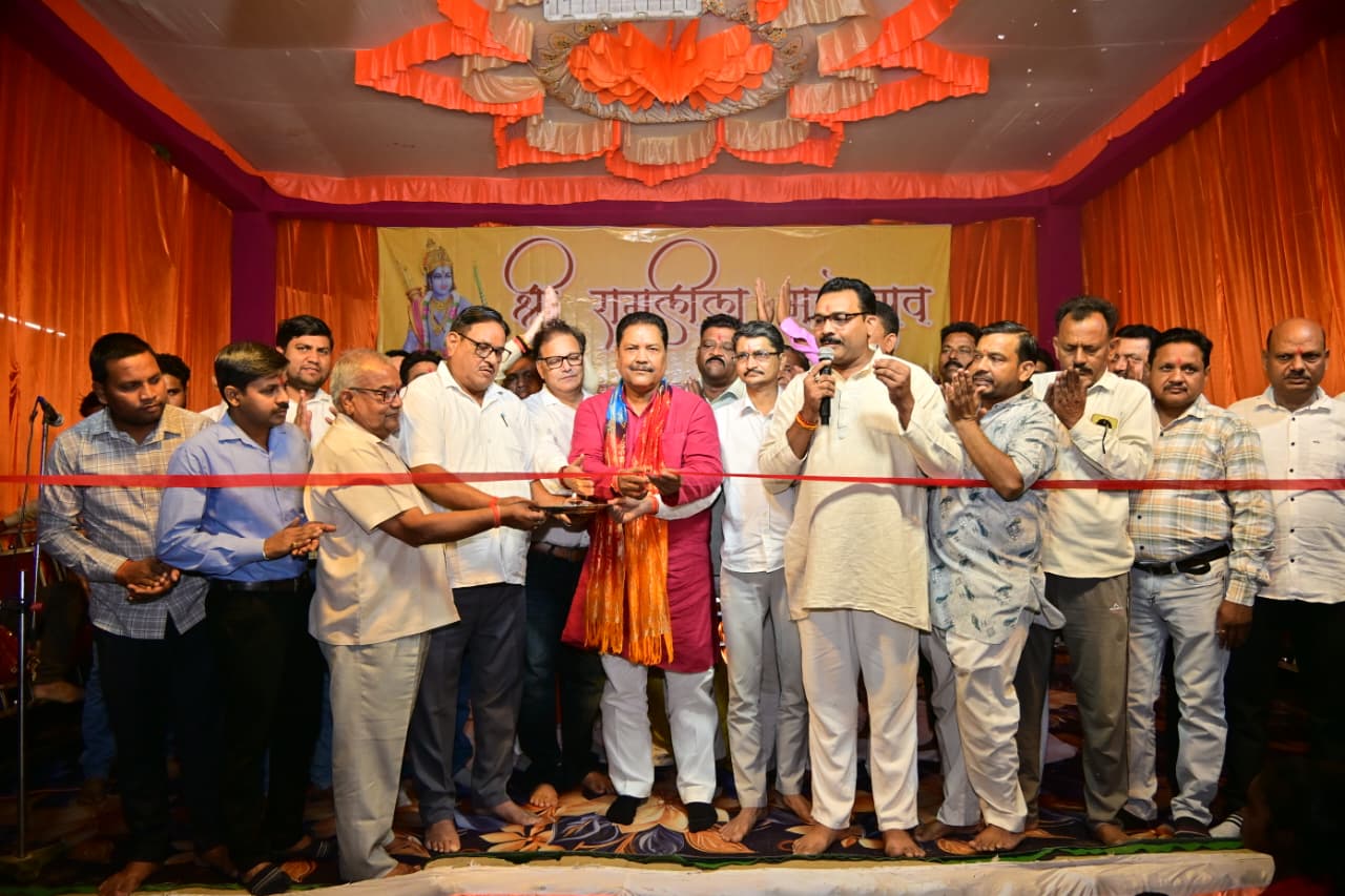 उसहैत में आदर्श रामलीला महोत्सव का शुभारंभ, दातागंज विधायक ने काटा फीता