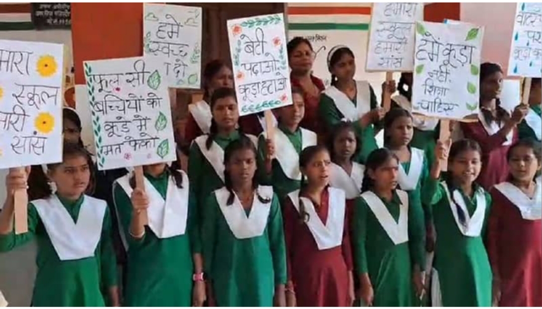 बदायूं में छात्राओं ने पालिका कार्यालय घेरकर, ‘बेटी बचाओ, कूड़ा हटाओ’ क्यों लगाए नारे…
