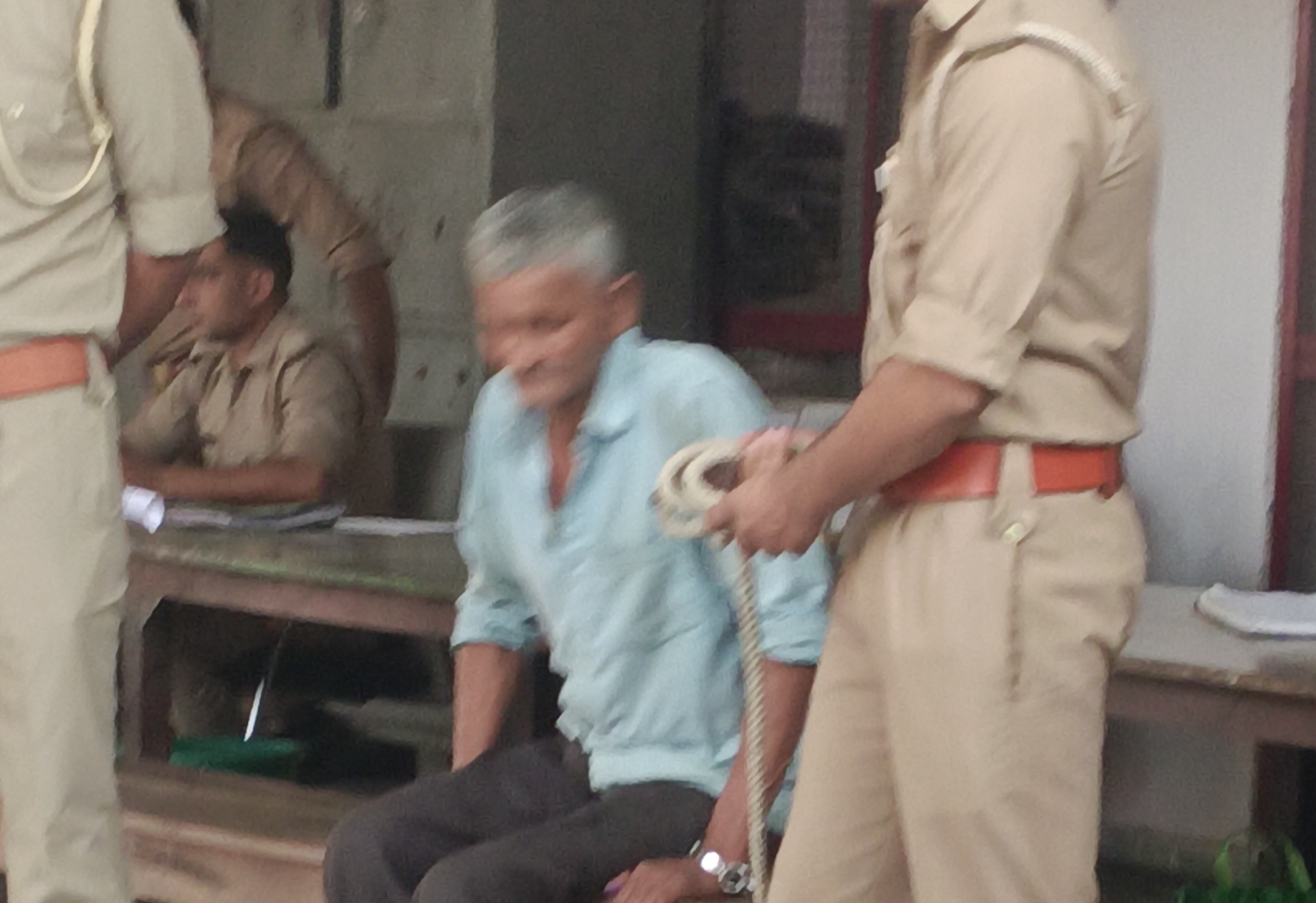 उसहैत में पिता ने कुल्हाड़ी से काटा इकलौते बेटे का गला, थाने में पश्चाताप के आंसू बहाए